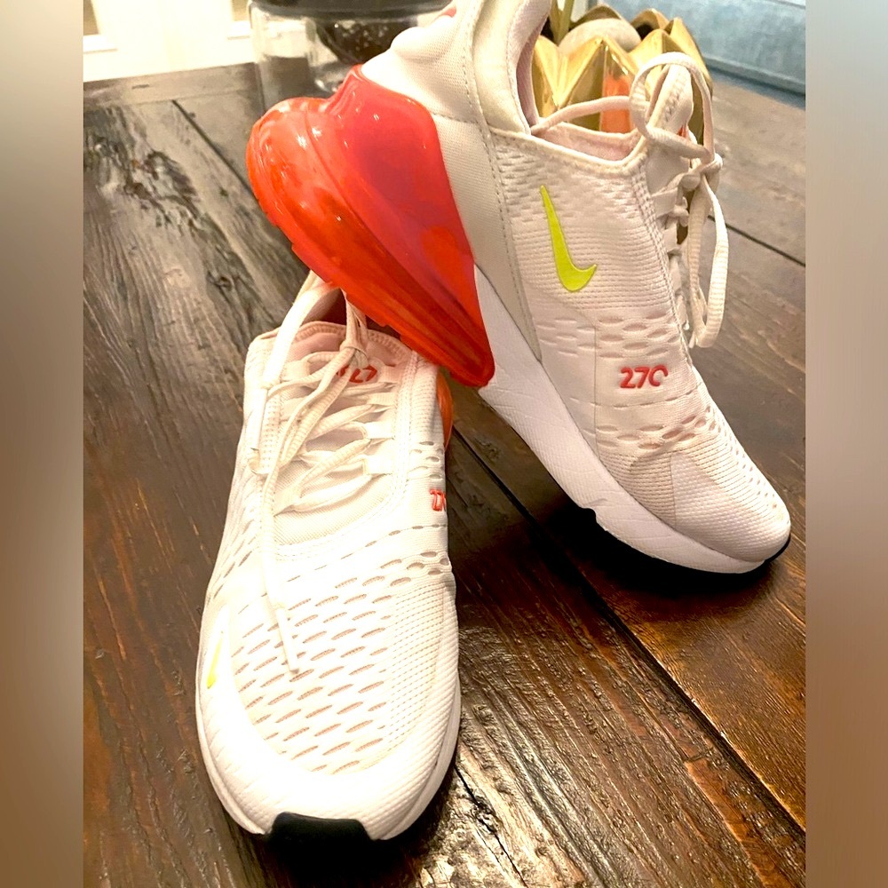 Womans Nike Air Max 270